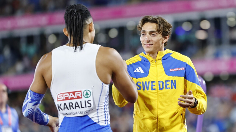 2026. gada vadošie kārtslēcēji pasaulē: grieķis Emmanuils Karalis un zviedrs Armands Duplantiss. Foto: Tolga Akmen/EPA/Scanpix