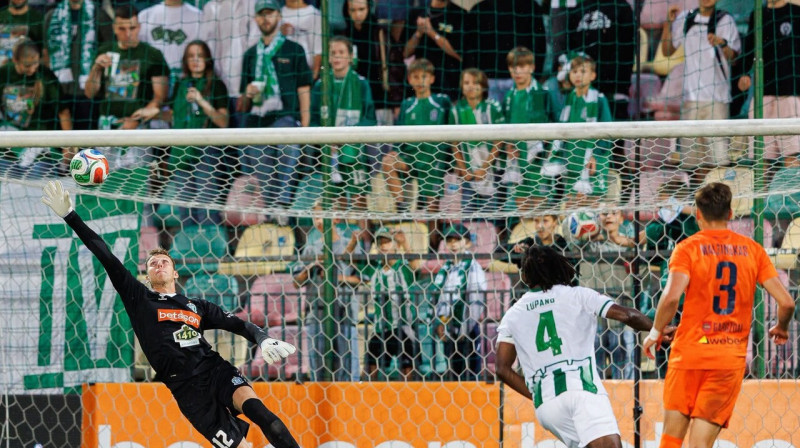 Gargždu "Bangas" aizsargs Deivids Malžinsks pārspēj Viļņas "Žalgira" vārtsargu Vincentu Šarkausku. Foto: FK Žalgiris Vilnius