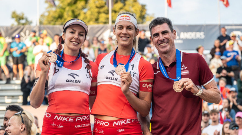 Anastasija Samoilova, Tīna Graudiņa, treneris Daniels Rodrigess-Vuds. Foto: CEV