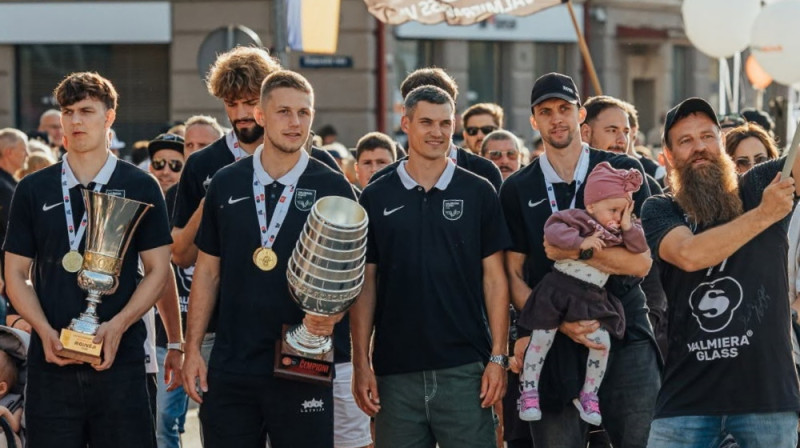 Dāvis Čoders (vidū). Foto: Uģis Brālēns