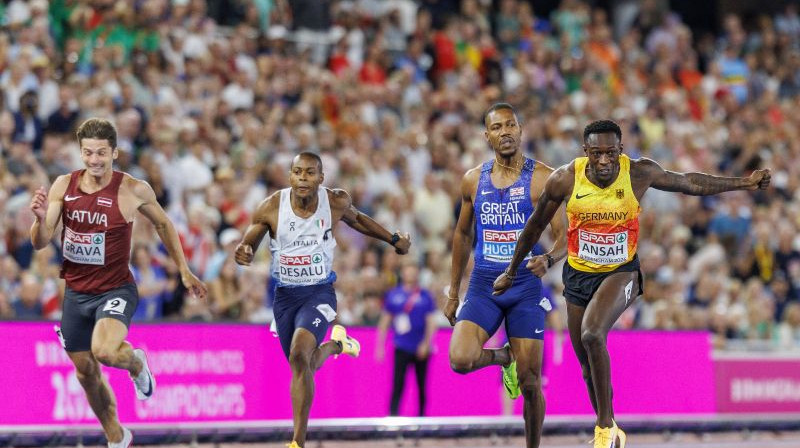 Oskars Grava (pa kreisi) Eiropas čempionātā Anglijā. Foto: picture alliance / BEAUTIFUL SPORTS/Scanpix