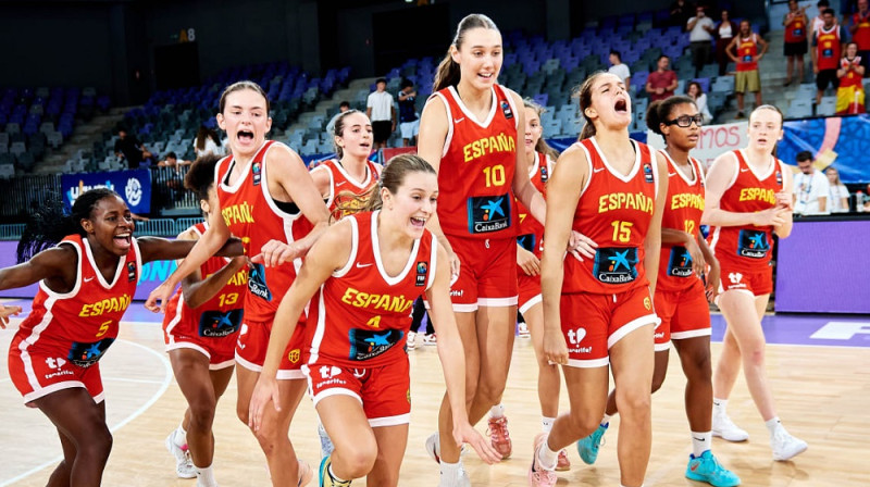 Anastasija Liščuka (#10) un Spānijas U16 basketbolistes. Foto: FIBA