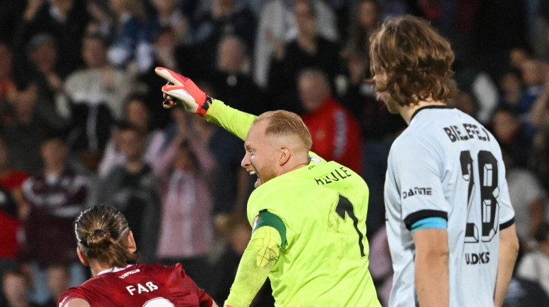 Roberts Uldriķis noskatās Aspahas "Sonnenhof Großaspach" futbolistu līksmē. Foto: Marijan Murat/DPA/Picture-Alliance/Scanpix
