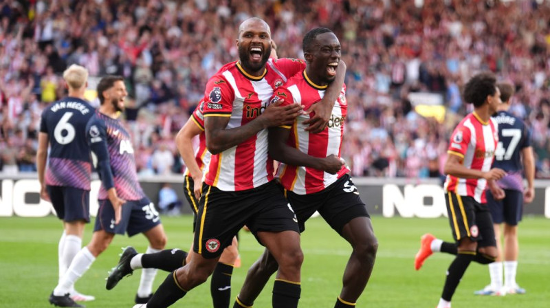 "Brentford" spēlētāji svin vārtu guvumu. Foto. AP.Scanpix