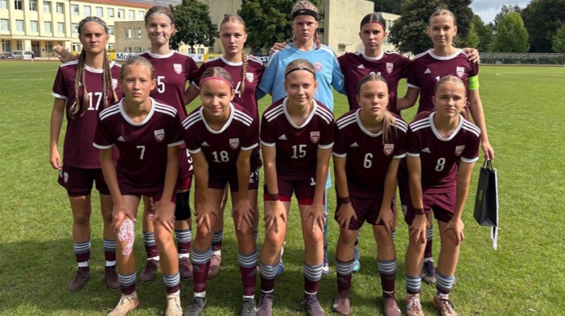 Latvijas U15 komandas futbolistes pirms Baltijas kausa spēles Birštonā. Foto: LFF