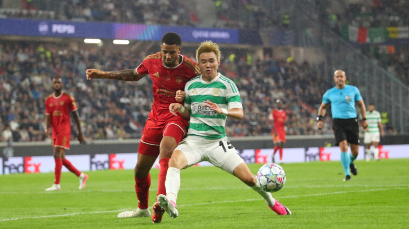 Lincas LASK aizsargs Ksavjers Mbujamba pret Glāzgovas "Celtic" pussargu Hjondžunu Janu. Foto: Severin Aichbauer/Zumapress.com/Scanpix