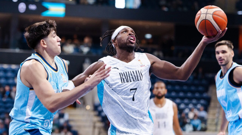 Bahamietis Badijs Hīlds uzbrukumā cīņā pret Urugvajas valstsvienību. Foto: FIBA
