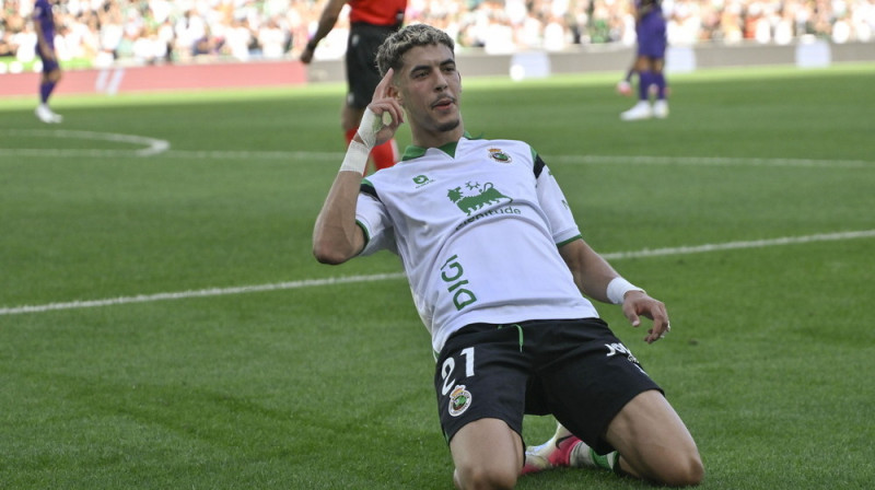 "Racing" uzbrucējs Jasirs Zabiri gūst pirmos trīs vārtus "La Liga" spēlē pret "Elche". Foto: EPA/Pedro Puente Hoyos/Scanpix