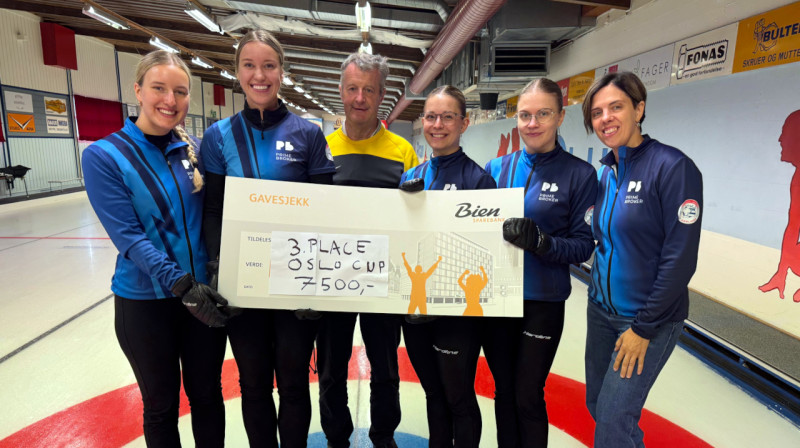 No kreisās: Katrīna Gaidule, Betija Gulbe, Deivids Remzijs, Rēzija Ieviņa, Evelīna Barone, Daina Barone
Foto: Nordic Curling Tour