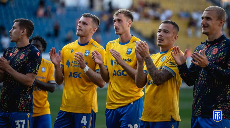 Oskars Vientiess (Nr. 4) ar komandas biedriem. Foto: FK Teplice