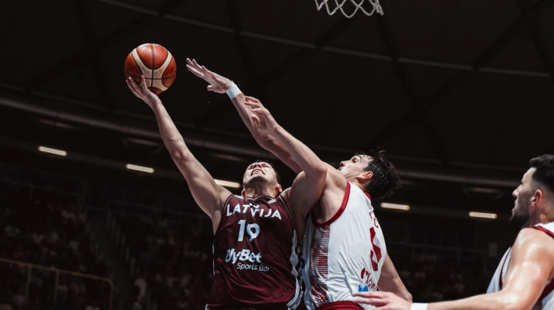 Rihards Lomažs pret Horvātiju. Foto: FIBA