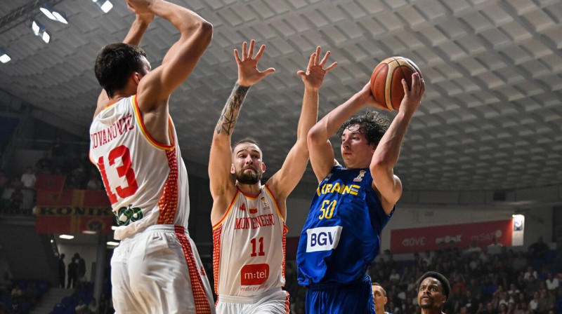 Ukrainis Oleksandrs Kovļars uzbrukumā cīņā pret Melnkalnes valstsvienību. Foto: FIBA