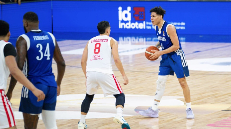 Dominikānietis Ričards Bautista ar bumbu. Foto: FIBA