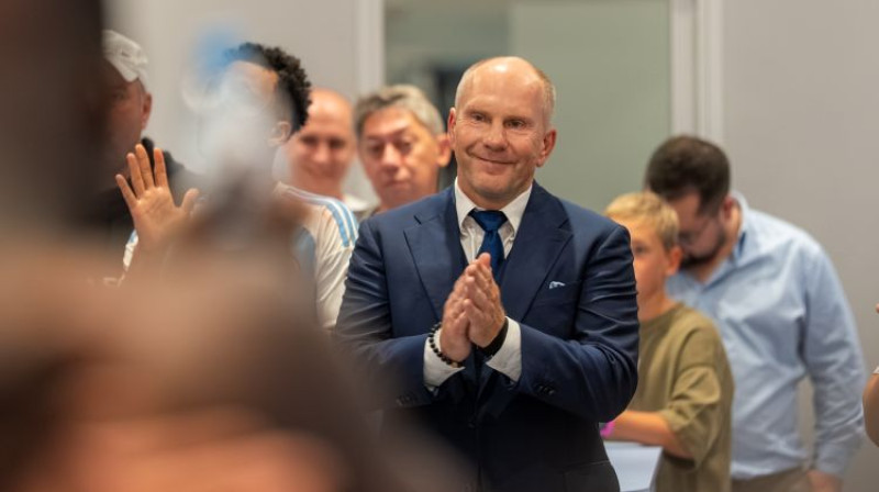 Ģenerāldirektors Aleksandrs Proņins sveic komandu ar iekļūšanu līgas fāzē. Foto: Riga FC