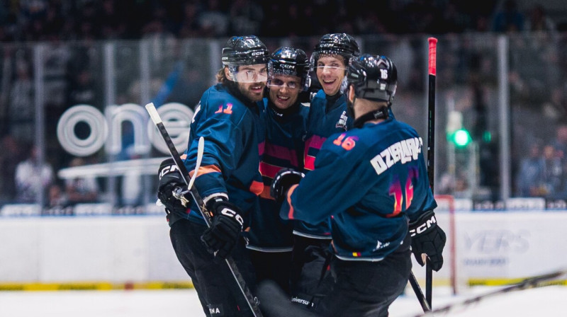 Prāgas "Spartas" hokejisti, tostarp Mārtiņš Dzierkals. Foto: HC Sparta Praha