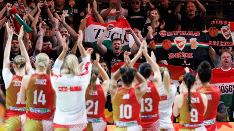 Ungārijas basketbolistes un fani svin uzvaru. Foto: FIBA