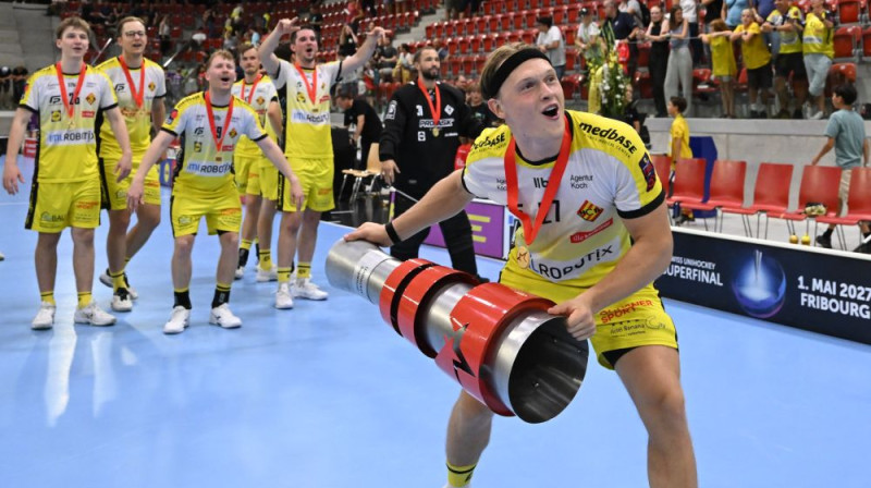 Gustavs Griezītis ar Šveices Superkausu, foto: Markus Aeschimann
