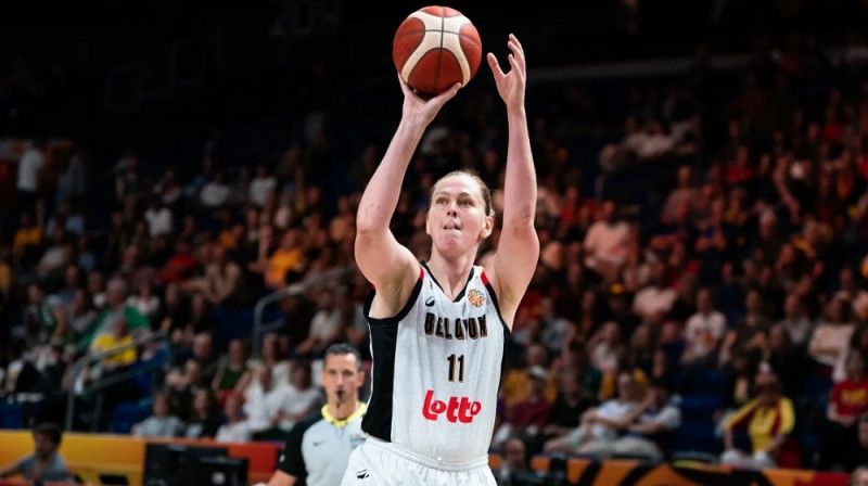 Emma Mēsemana un latviešu tiesnesis Gatis Saliņš. Foto: FIBA