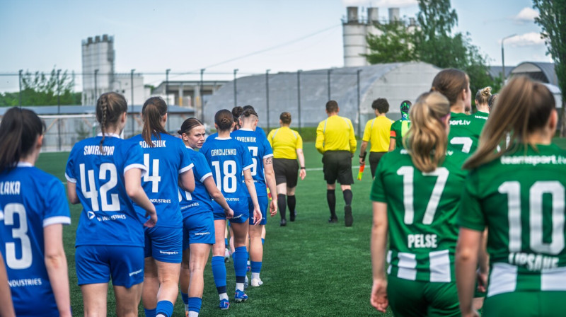"Metta" un RFS futbolistes nāk laukumā. Foto: LFF