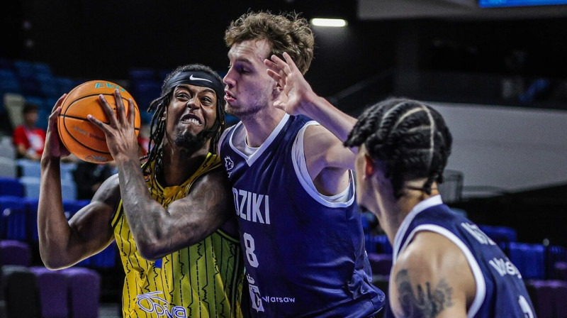 Varšavas "Dziki" uzbrucējs Kšištofs Kempa aizsardzībā. Foto: FIBA