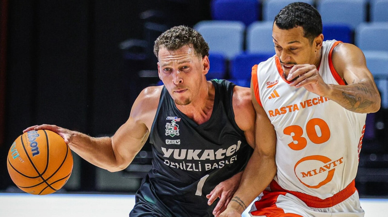 Nīls Veidemans (Vehtas "Rasta") pret Breju Aiviju (Denizli). Foto: FIBA