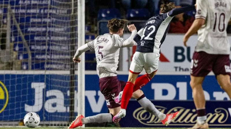 Folkirkas futbolists Ouens Īmss sit bumbu Edinburgas "Hearts" vārtos. Foto: SNS Images