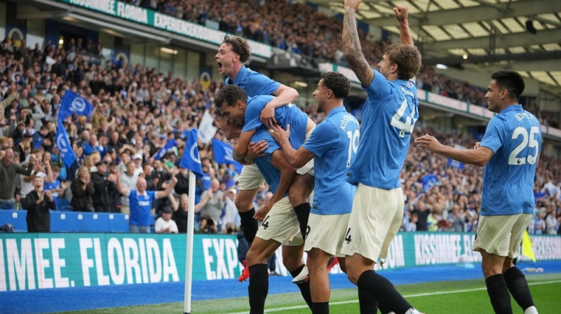 "Brighton" futbolisti svin vārtu guvumu spēlē pret "Arsenal". Foto: AP Photo/Kin Cheung/Scanpix