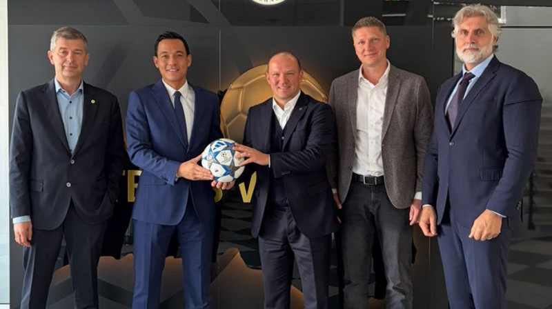 LFF prezidents Vadims Ļašenko (centrā) tur bumbu kopā ar UEFA Spēļu manipulēšanas apkarošanas nodaļas vadītāju Vincentu Venu. Foto: LFF