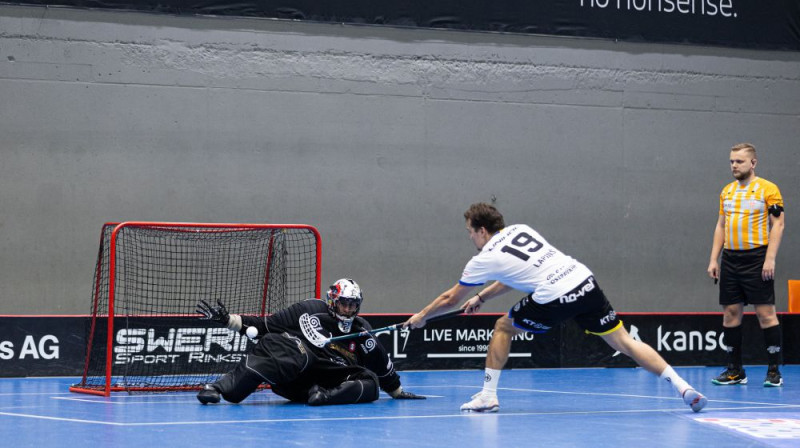 Valters Lapiņš (#19) ticis pie sezonas pirmajiem diviem vārtiem Čehijas Superlīgā, foto: Vojtěch GROHOL, ACEMA Sparta Praha