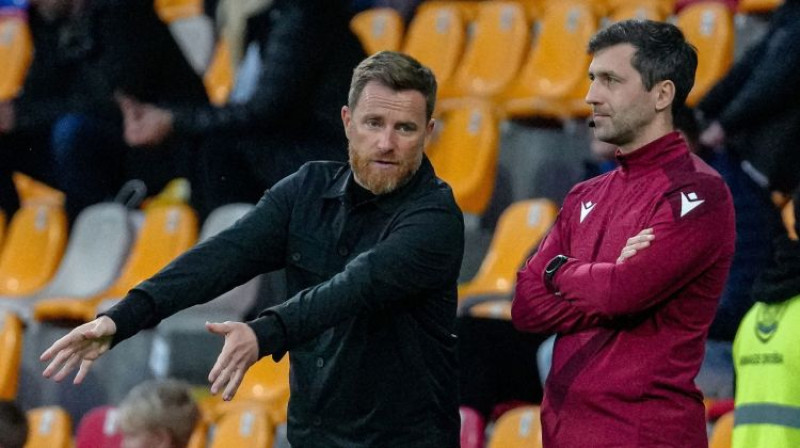 Didjē Dzaneti ar ceturto tiesnesi Sergeju Vasjkovu. Foto: Kristians Putniņš/FK Auda