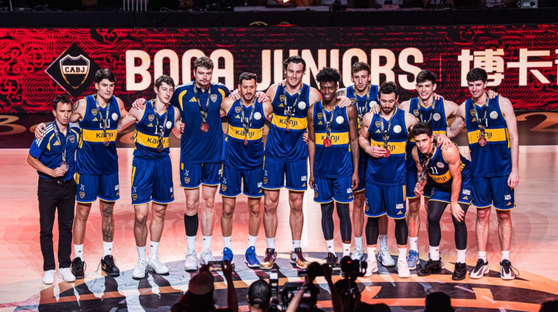 Buenosairesas "Boca Juniors" basketbolisti ar piemiņas medaļām pēc 2026. gada FIBA Starpkontinentālā kausa izcīņas. Foto: FIBA