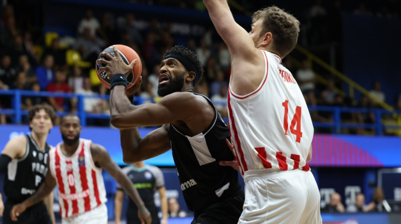 Kails Aleksandrs (Saloniku PAOK) uzbrukumā pret Aleksandaru Vezenkovu (Pirejas "Olympiacos"). Foto: PAOK Thessaloniki BC