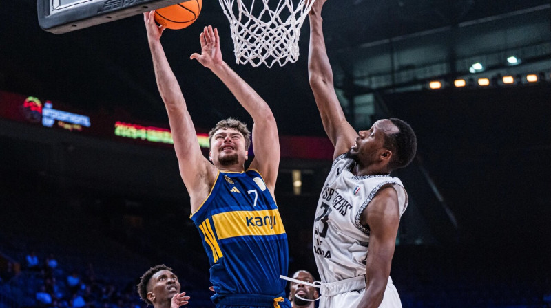 Krišs Helmanis uzbrukumā. Foto: FIBA