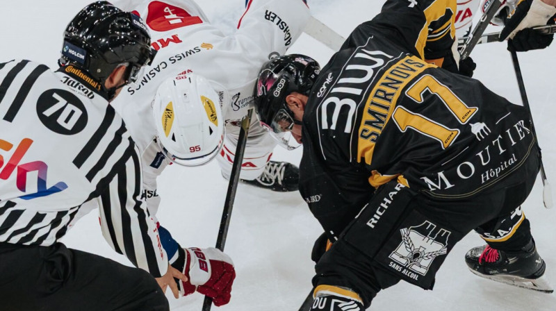 Deniss Smirnovs iemetienā. Foto: Colin Girard/HC Ajoie