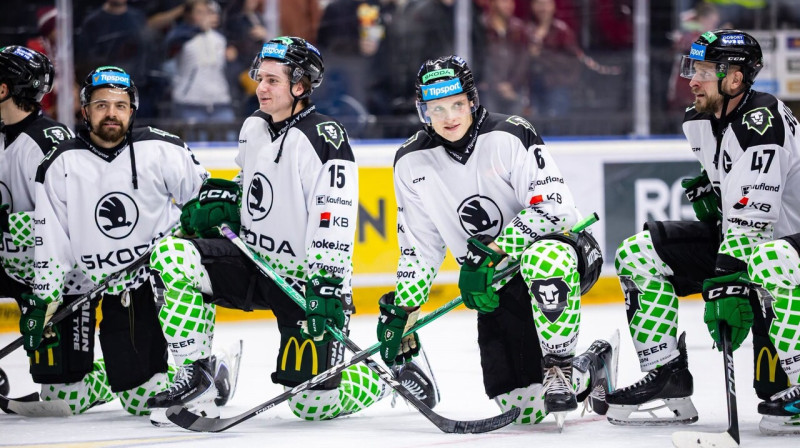 Fēlikss Gavars (Nr. 15) ar komandas biedriem. Foto: Tomáš Kyller/BK Mladá Boleslav