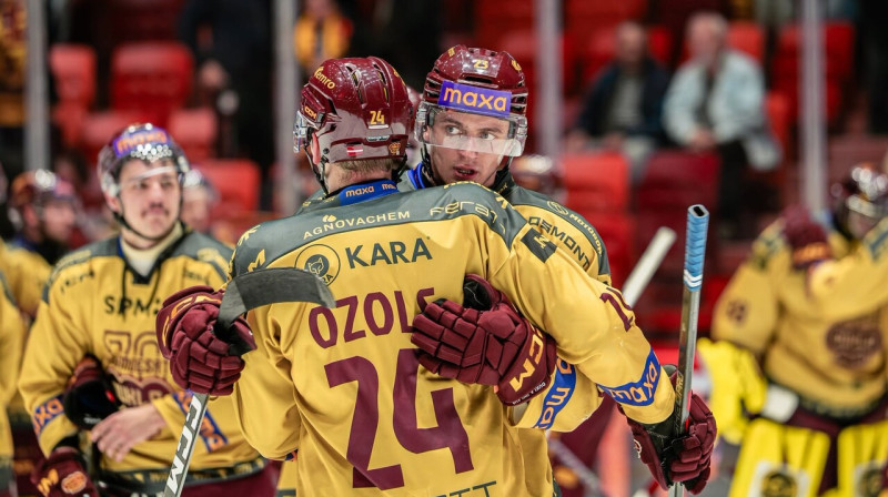 Patriks Ozols ar komandas biedru. Foto: HC Dukla Jihlava