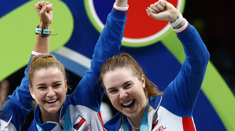 Karolīna Muhova un Linda Noskova izcīnījušas pasaules čempioņu titulu. Foto: Reuters/Scanpix
