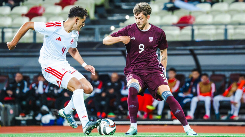 Latvijas U21 valstsvienības uzbrucējs Valerijs Lizunovs cīņā pret maltiešiem. Foto: LFF
