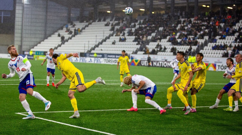 Fērieši cīņā pret kazahiem. Foto: Jóhanna Thomsen vai Hans Erik Danielsen/Fótbóltssamband Føroya (FSF)
