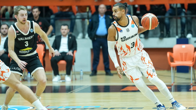 "Bashkimi" basketbolists Džians Klavels ar bumbu. Foto: FIBA