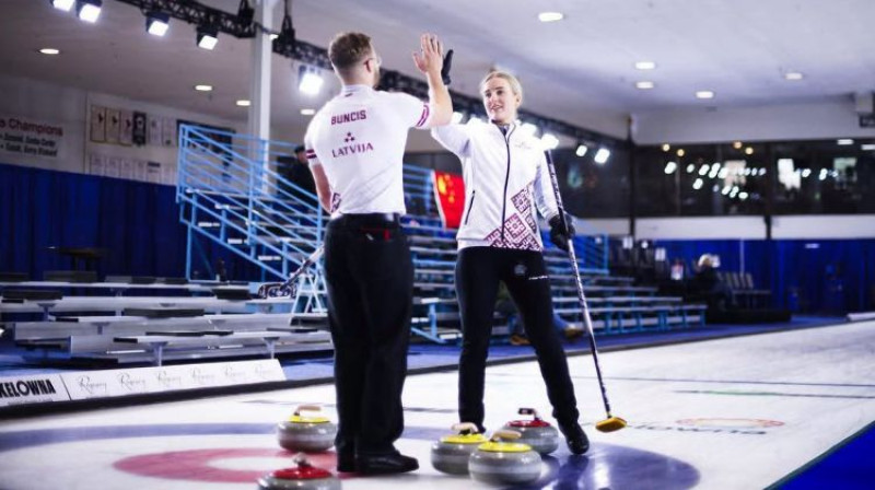 Roberts Buncis un Katrīna Gaidule. Foto: Stīvens Fišers/World Curling