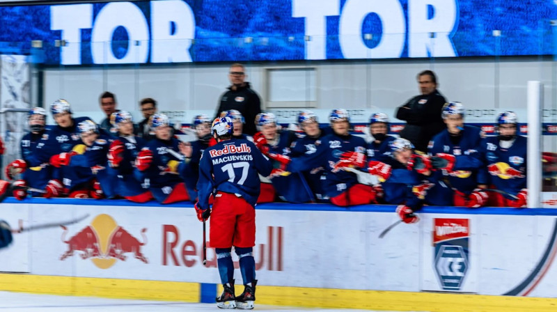 Antons Macijevskis pēc vārtu guvuma. Foto: Red Bull Eishockey Akademie