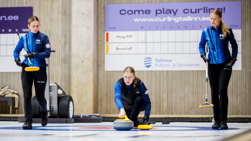 No kreisās: Rēzija Ieviņa, Evelīna Barone, Betija Gulbe
Foto: Andres Mets/Curling Tallinn