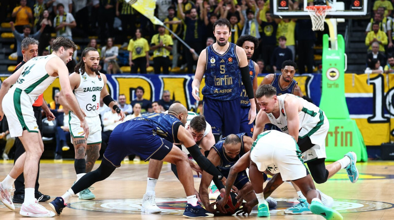 Stambulas "Fenerbahçe" un Kauņas "Žalgira" cīņa par bumbu. Foto: Fenerbahçe SK
