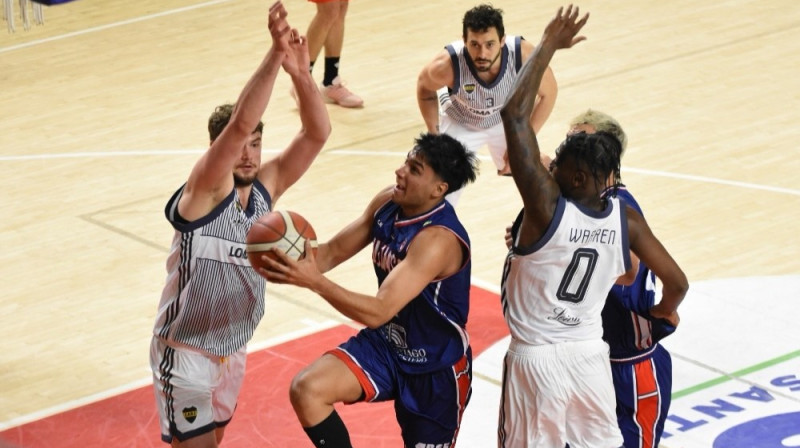 Krišs Helmanis aizsardzībā. Foto: Boca Básquet
