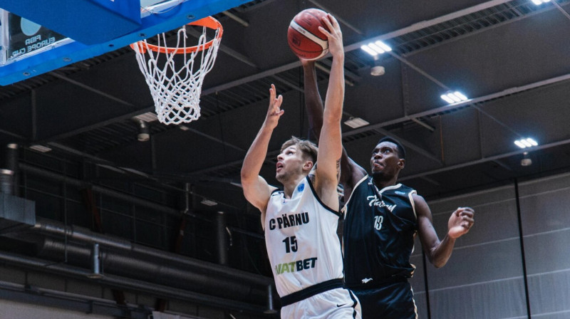 Klāvs Dubults uzbrukumā Pērnavas cīņā pret Nansī. Foto: FIBA