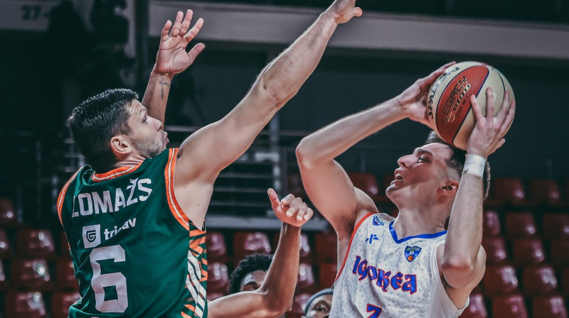Rihards Lomažs aizsardzībā cīņā pret Aleksandrovacas "Igokea". Foto: Marija Vuruna/Igokea Aleksandrovac
