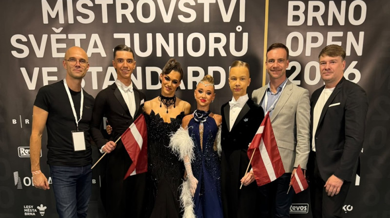 Latvijas pāri ar saviem treneriem. Publicitātes foto.