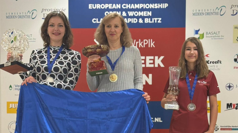 Alise Misāne (pirmā no labās). Foto: Latvijas Dambretes federācija