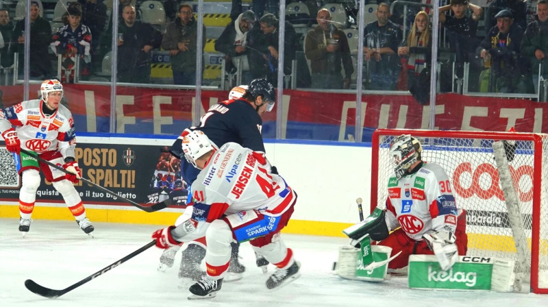 Mareks Mitens cīņā Milānā. Foto: Milano HC